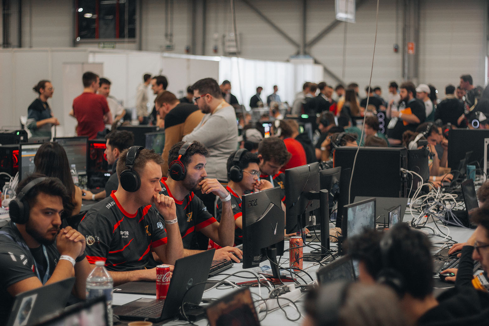 Compétition esport — salle et joueurs